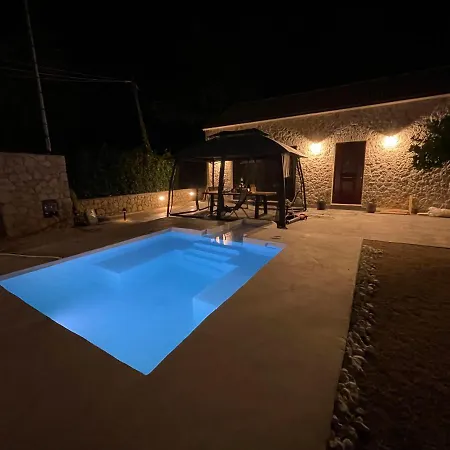 The 10k Stones Πέλεκας